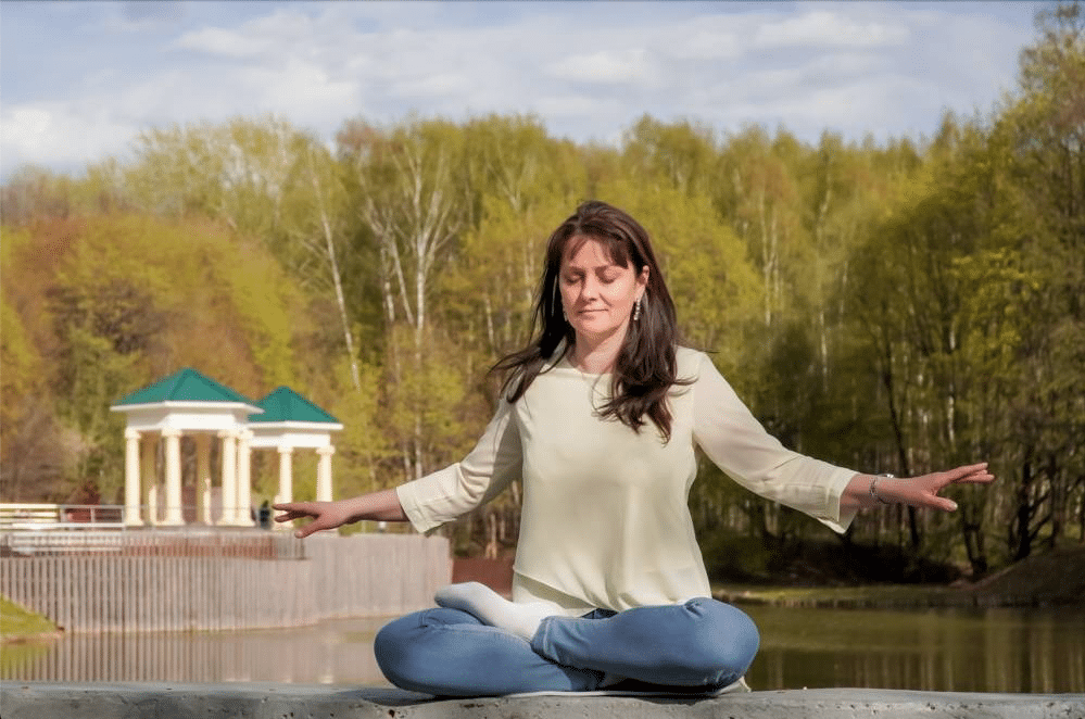 モスクワの公園で瞑想するナタリヤ・ミネンコワさん。2022年7月。